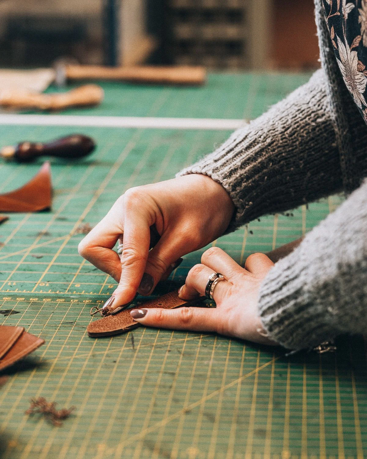 Hand-stitching a full-grain leather wallet — Prime Scope B2B leather manufacturer